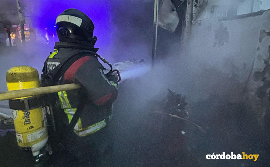 Un bombero de Lucena actúa en el incendio de la taberna Los Claveles de Rute FOTO CONSORCIO PROVINCIAL