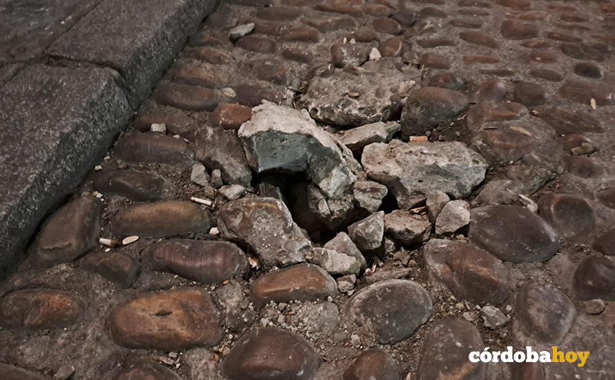 Daño en el empedrado de Plaza de abades tras arrancar de cuajo la pilona FOTO NODO CORDUBA