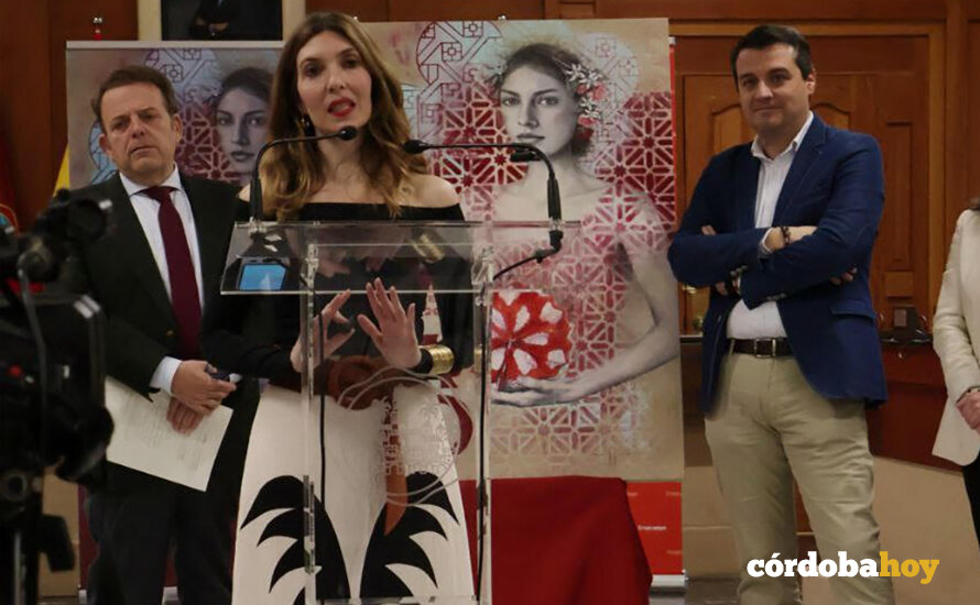 La artista plástica Marta Fernández, en la presentación del cartel del Mayo Festivo cordobés 2025 FOTO AYUNTAMIENTO