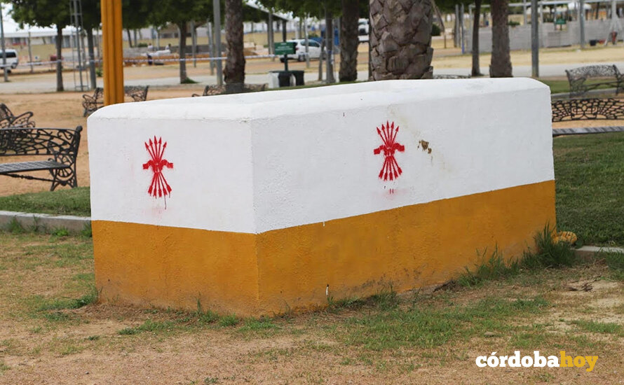 El abrevadero de El Arenal con pintadas falangistas en sus cuatro costados