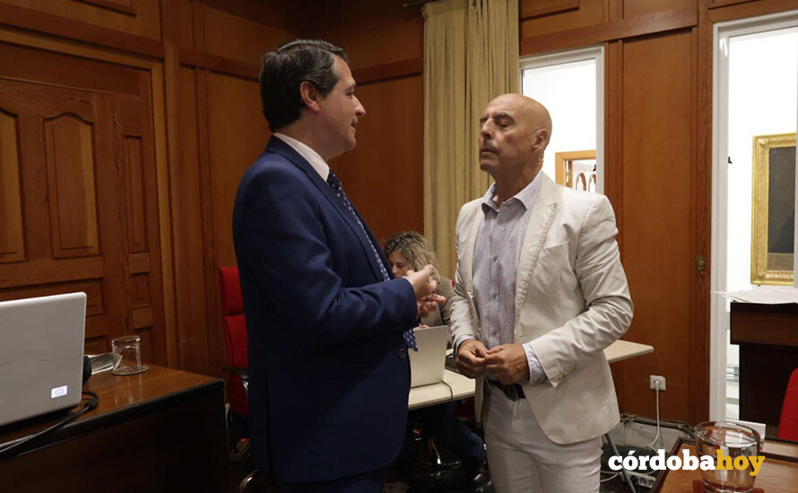 José María Bellido y Antonio Hurtado conversan antes del Pleno FOTO AYUNTAMIENTO DE CÓRDOBA