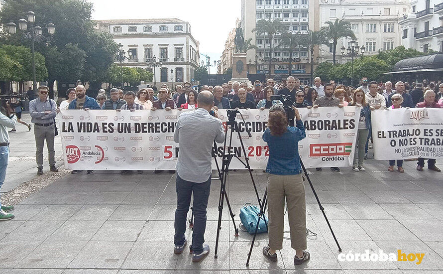 Concentración en La Tendidas de CCOO y UGT por los fallecimientos laborales en 2025
