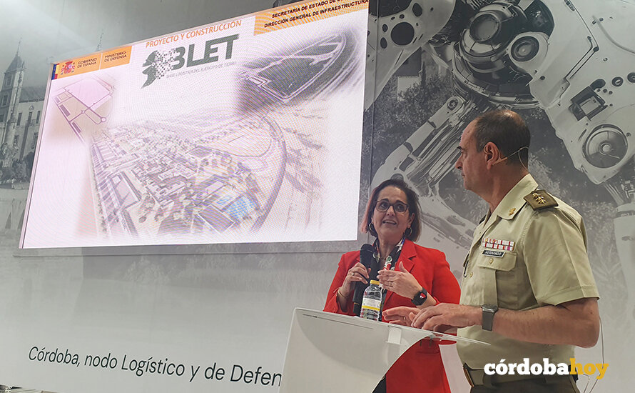 Blanca Torrent y el coronel Miguel Hernando García en la presentación de datos de la BLET en Feindef 2025