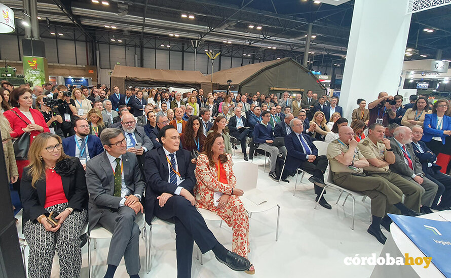 Asistentes a la firma del convenio entre el Ayuntamiento y el Clúster Empresarial Andalucía Logistics, en el marco de Feindef 2025