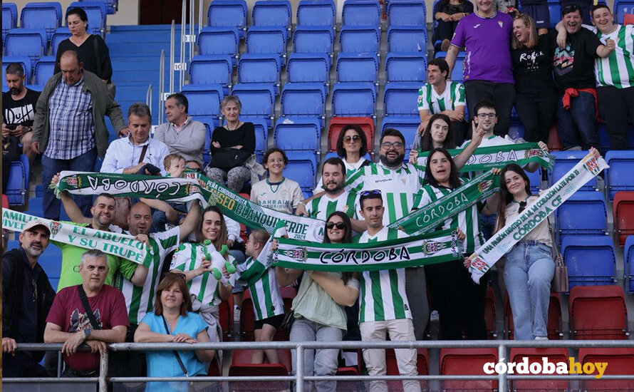 Los auténticos héroes de la tarde, con María Duque (abajo a la derecha), que ha estado siguiendo al CCF en sus 21 desplazamientos en Liga FOTO CCF