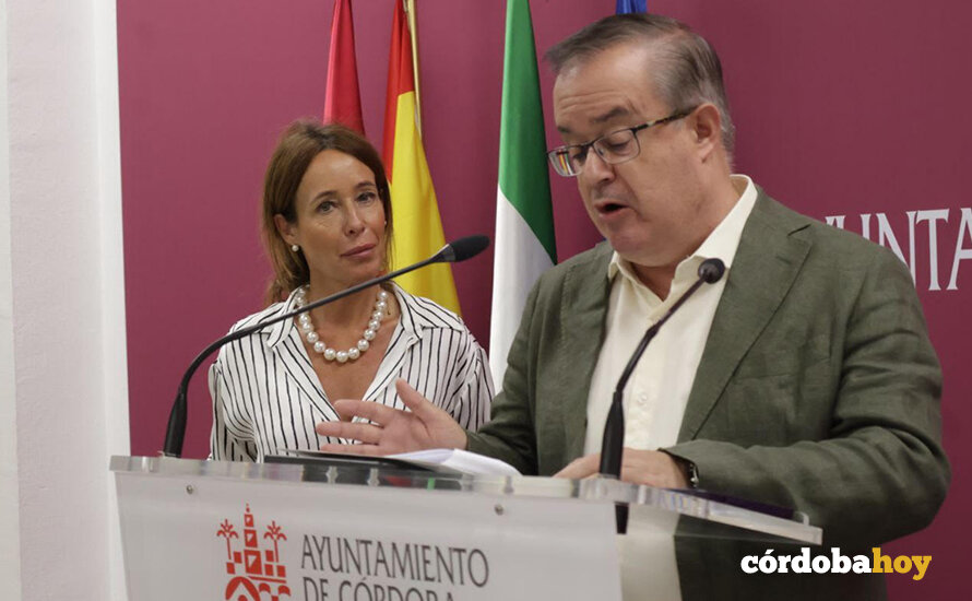 Marian Aguilar y el profesor Manuel Rivera, en las presentación del impacto económico de Los Patios 2025 FOTO AYUNTAMIENTO DE CÓRDOBA