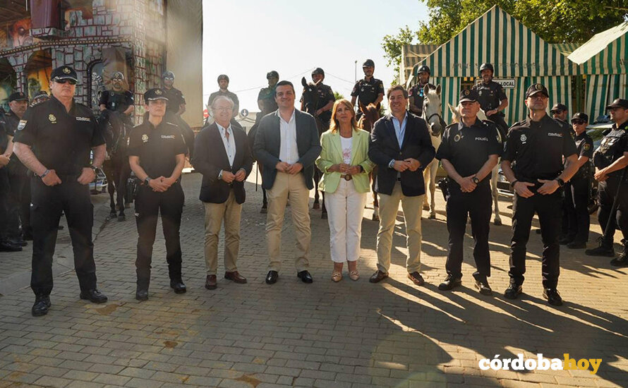 Visita de José Marías Bellido y Ana López a las fuerzas y cuerpos de seguridad que están en la Feria FOTO RETRATOS CDB