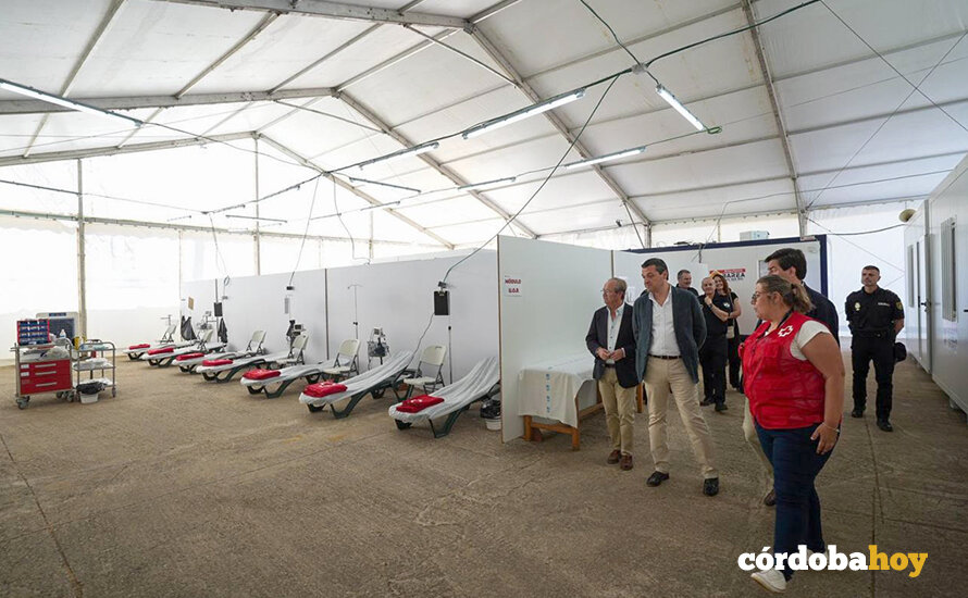 José María Bellido visita el puesto de Cruz Roja en la Feria FOTO RETRATOS CDB