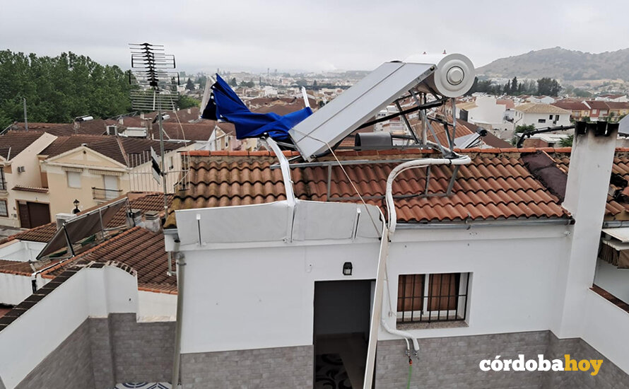 Daños en una estructura de una vivienda en Cabra debido a los fuertes vientos FOTO CONSORCIO PROVINCIAL DE EXTINCIÓN DE INCENDIOS