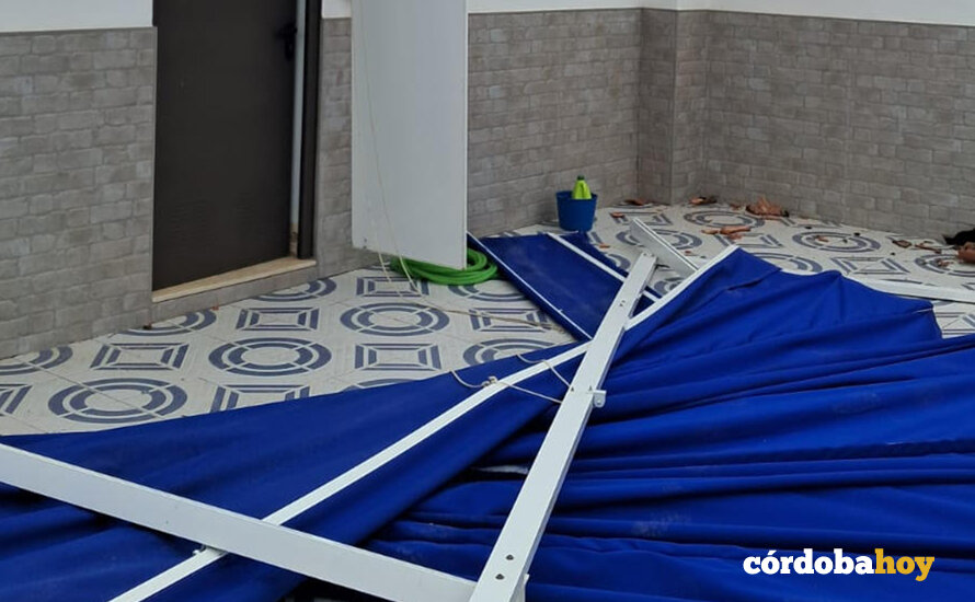 Daños en una estructura de una vivienda en Cabra debido a los fuertes vientos FOTO CONSORCIO PROVINCIAL DE EXTINCIÓN DE INCENDIOS