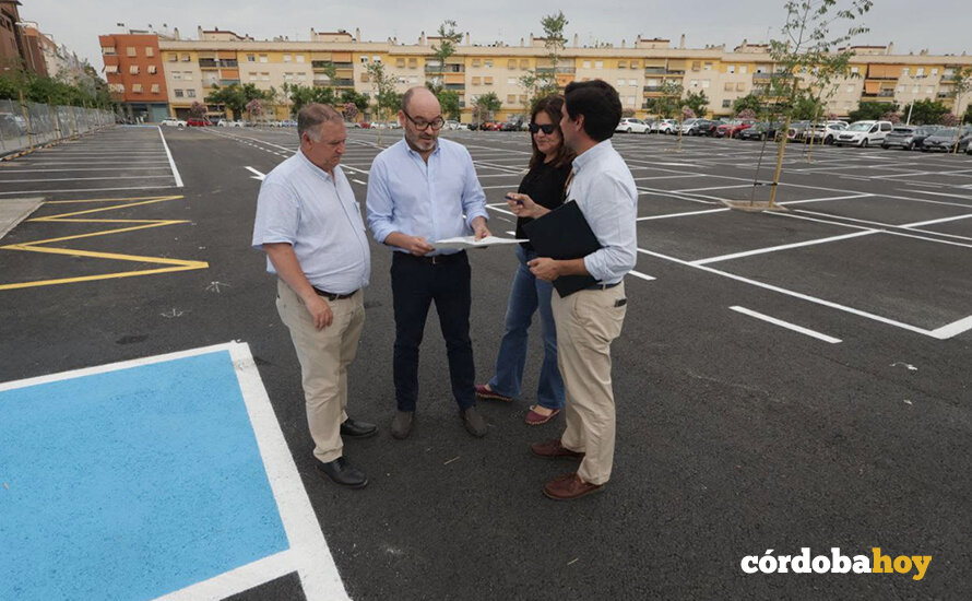Bernardo Jordano, Antonio Toledano y responsables de Ingeniería y Gestión del Sur contemplan la segunda fase de los aparcamientos de Valdeolleros FOTO AYUNTAMIENTO DE CÓRDOBA