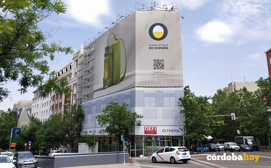 #ElComplementoPerfecto incluye una lona ubicada en el número 77 de la calle Serrano, en pleno corazón de Madrid