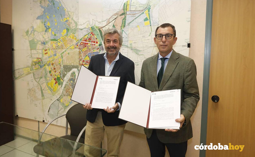 Miguel Ángel Torrico y Francisco José Bolaños, en la firma del convenio sobre Hitachi FOTO AYUNTAMIENTO DE CÓRDOBA