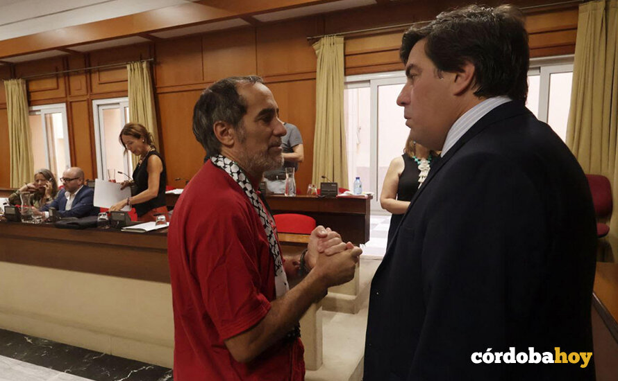 Jesús Coca conversa con Juan Hidalgo antes de iniciarse el Pleno ordinario de julio FOTO RAFA MELLADO SENIOR