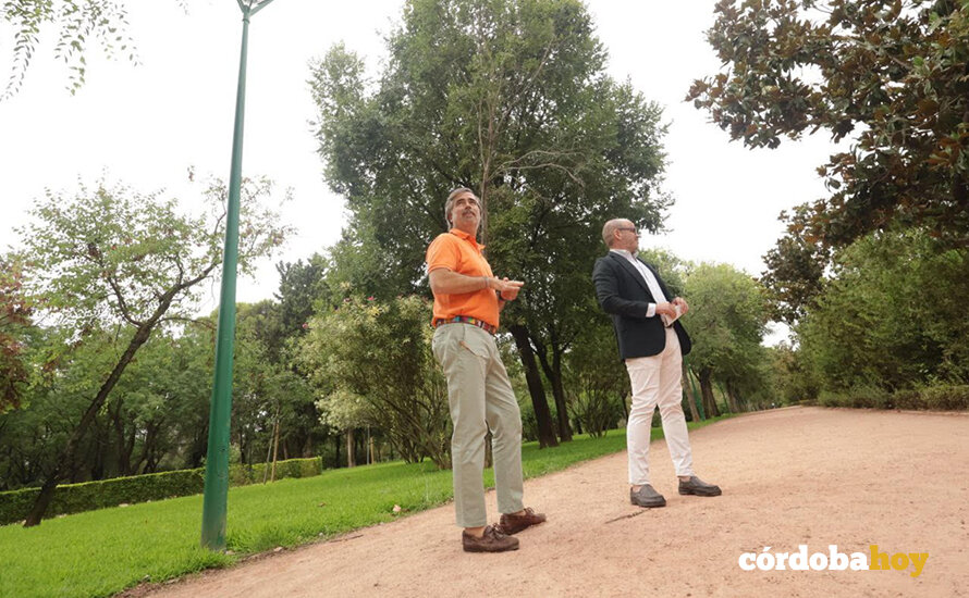 Jesús Paniagua y Bernardo Jordano en el Parque Cruz Conde FOTO AYUNTAMIENTO DE CÓRDOBA