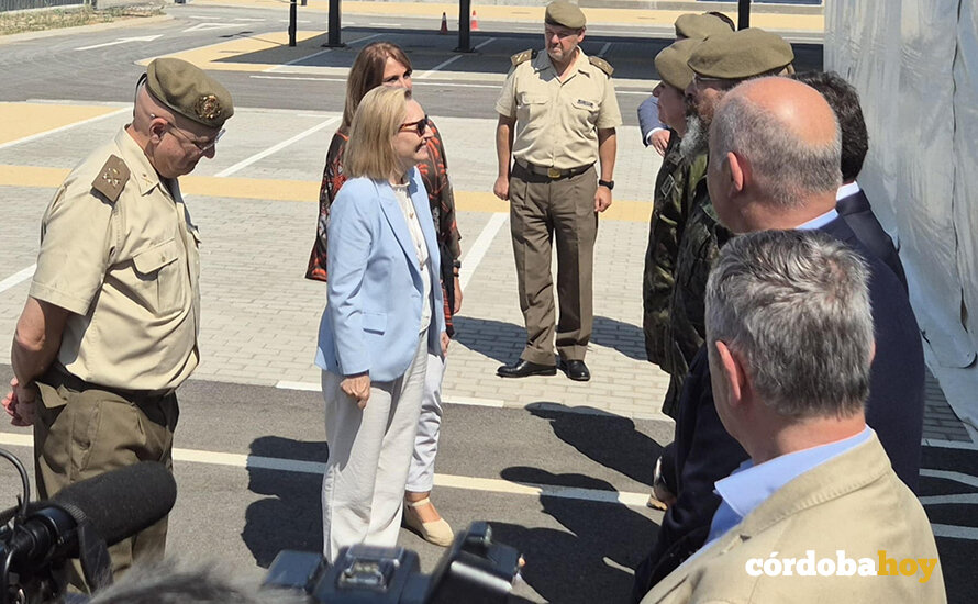Amparo Valcarce (de azul) en la recepción de la obra de urbanización de la BLET FOTO MINISTERIO DE DEFENSA