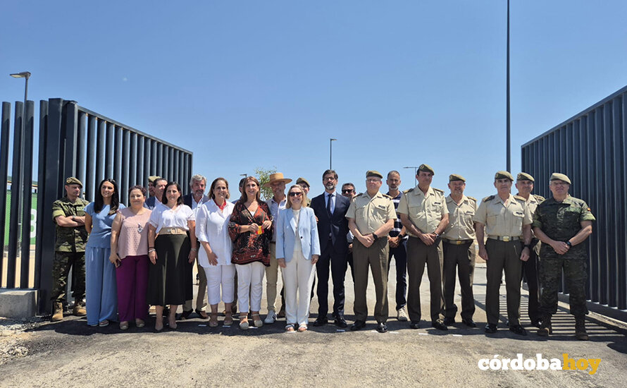 Amparo Valcarce (de azul) en la recepción de la obra de urbanización de la BLET FOTO MINISTERIO DE DEFENSA