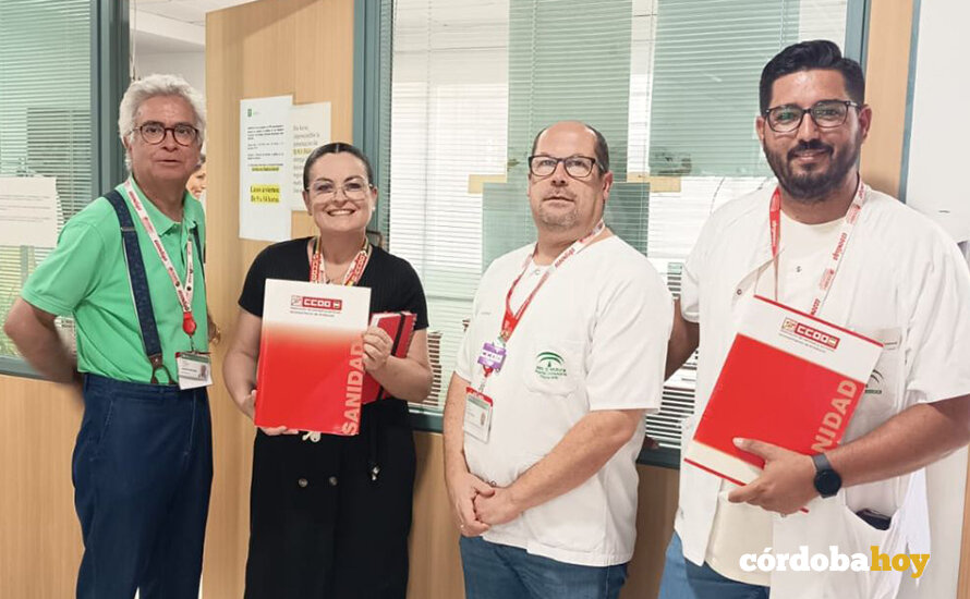 Entrega de las firmas recogidas por CCOO para reponer las antiguas paradas de Aucorsa en el Reina Sofía FOTO CCOO