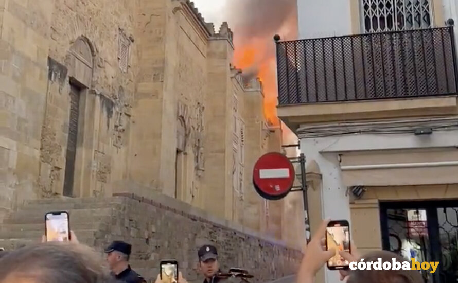 Otra vista del incendio en la Mezquita-Catedral desde el exterior cogida de un video vecinal