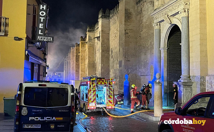 Actuación de los bomberos de Córdoba  en el incendio en la Mezquita de Córdoba FOTO MADERO CUBERO / EUROPA PRESS