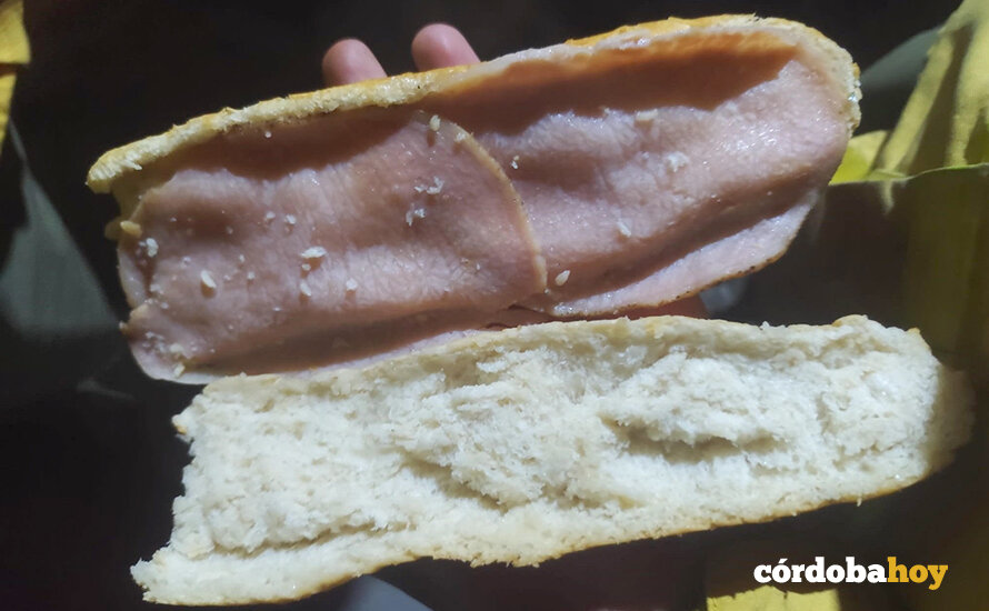 Bocadillo entregado a los retenes el fuego de Villanueva del Rey FOTO UGT