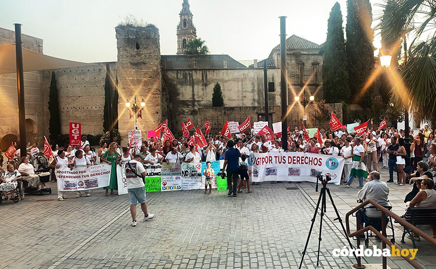 Manifestación en palma del Río por la ayuda a domicilio FOTO UGT