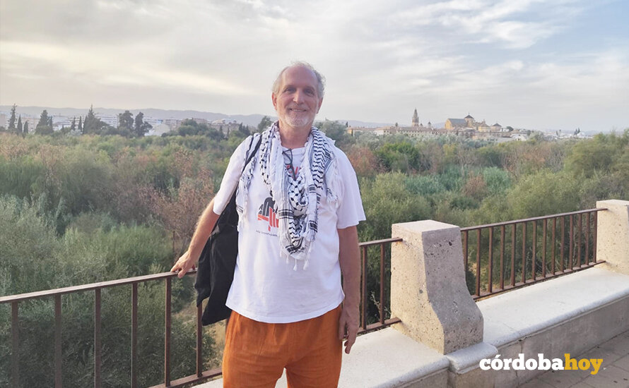 Peter Jancsy con su pañuelo palestino al cuello