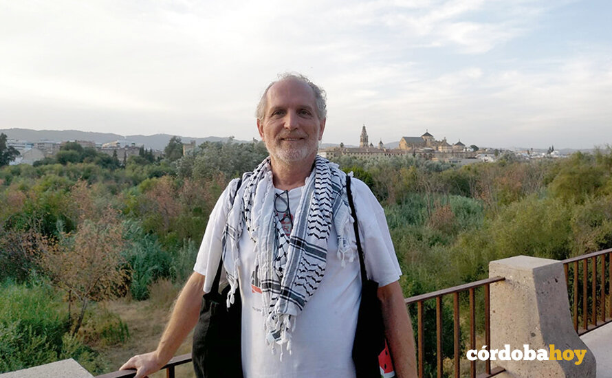 Peter Jancsy con su pañuelo palestino al cuello