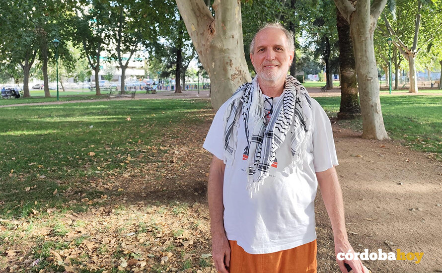 Peter Jancsy con su pañuelo palestino al cuello
