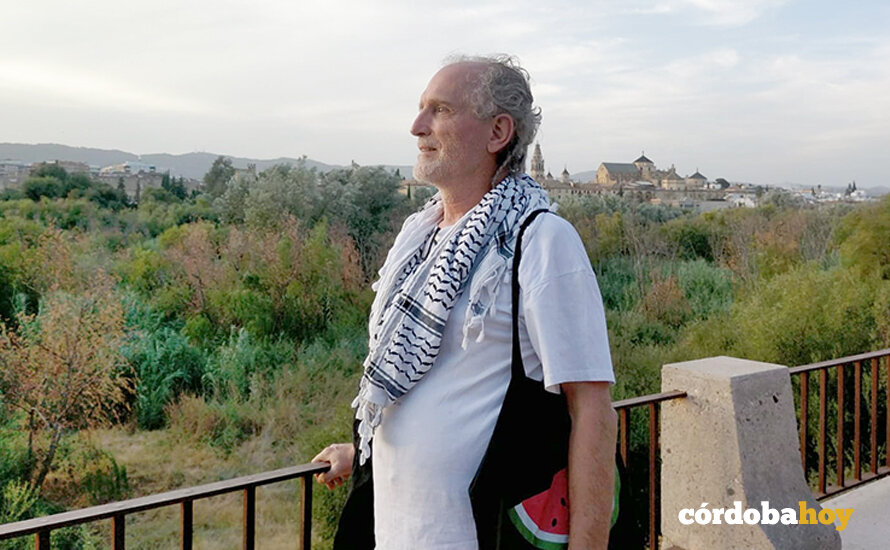 Peter Jancsy con su pañuelo palestino al cuello y el símbolo de la sandía en el bolso