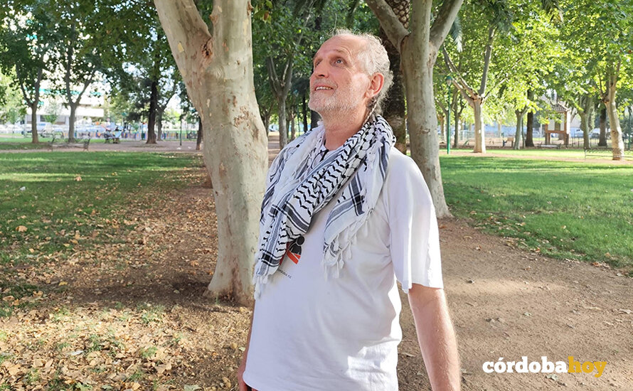 Peter Jancsy con su pañuelo palestino al cuello