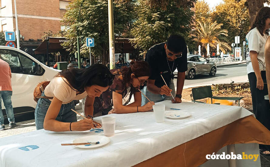 Recogida de firmas en Valdeolleros para reclamar  una piscina pública FOTO ASOCIACIÓN VECINAL VALDEOLLEROS