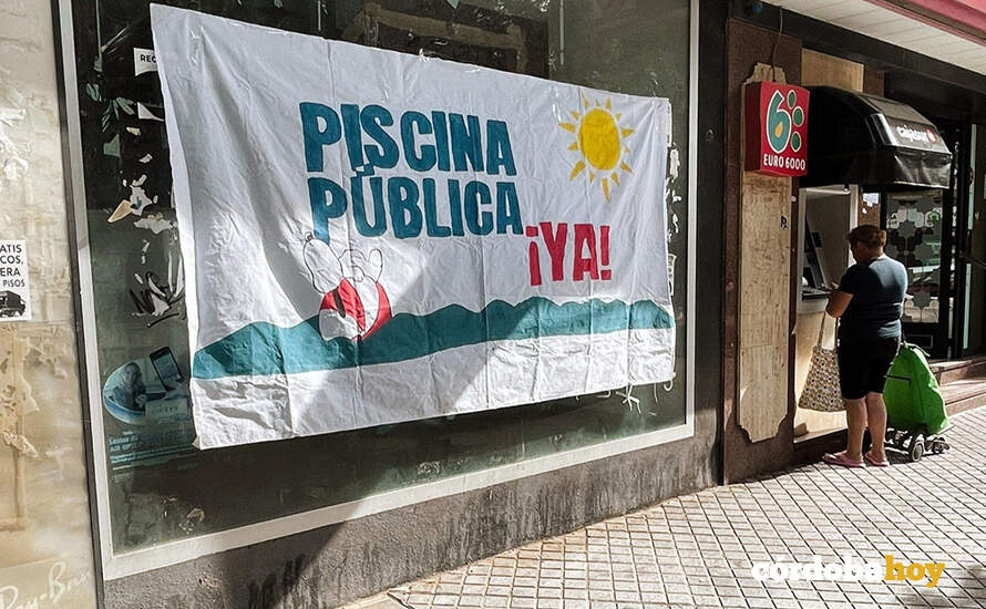 Recogida de firmas en Valdeolleros para reclamar  una piscina pública FOTO ASOCIACIÓN VECINAL VALDEOLLEROS