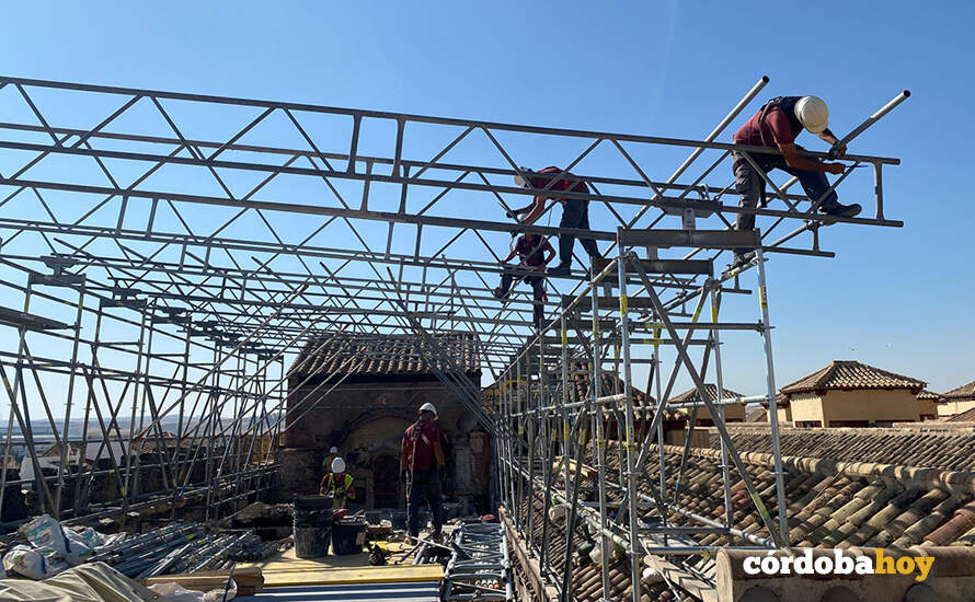 Primera fase de restauración de las cubiertas tras el incendio en la Mezquita-Catedral FOTO CABILDO