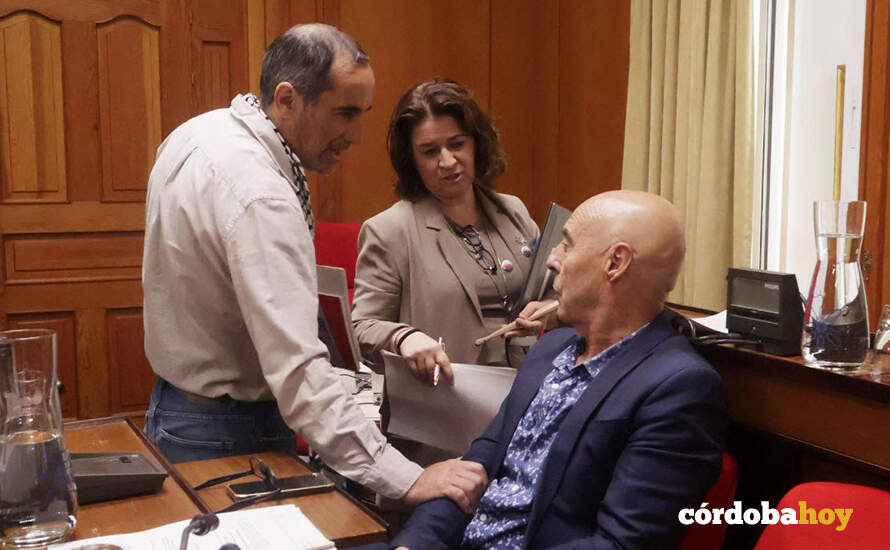 Juan Hidalgo, Irene Ruiz yAntonio Hurtado conversan antes de iniciarse el Pleno de hoy FOTO AYUNTAMIENTO DE CÓRDOBA