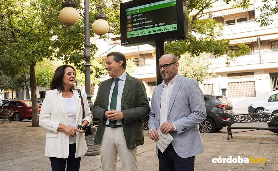 Ana Tamayo, José María Bellido y Bernardo Jordano, en la presentación de los nuevos paneles informativos de Aucorsa FOTO AYUNTAMIENTO DE CÓRDOBA