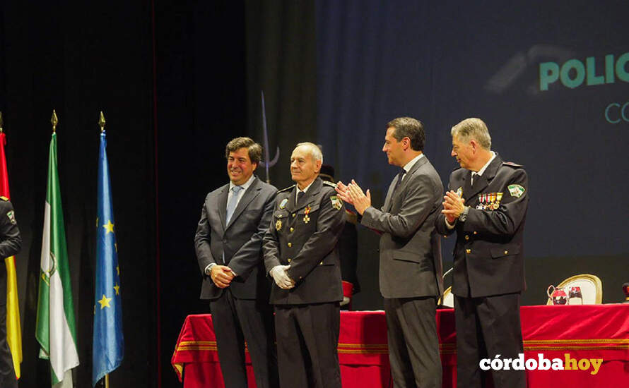 Aplauso para el jefe de Policía Local saliente, Antonio Serrano, en la celebración de San Rafael, Patrón de la Policía Local de Córdoba FOTO RETRATOS CDB