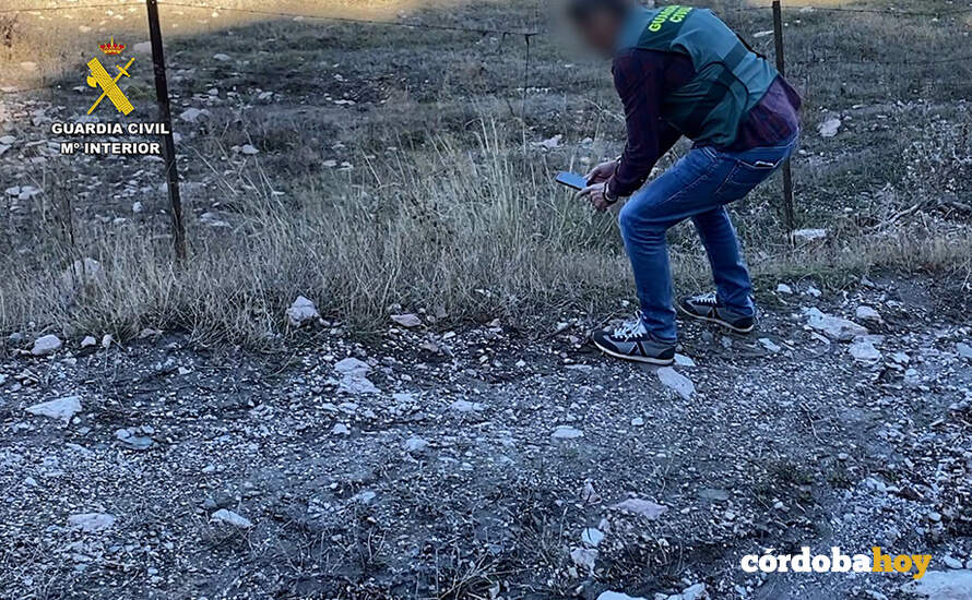 Agente de la Guardia Civil en el lugar donde se localizó el cadáver FOTO GUARDIA CIVIL