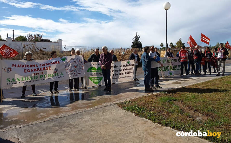 Concentración de delegados y delegadas de CCOO en el Hospital de Montilla FOTO CCOO