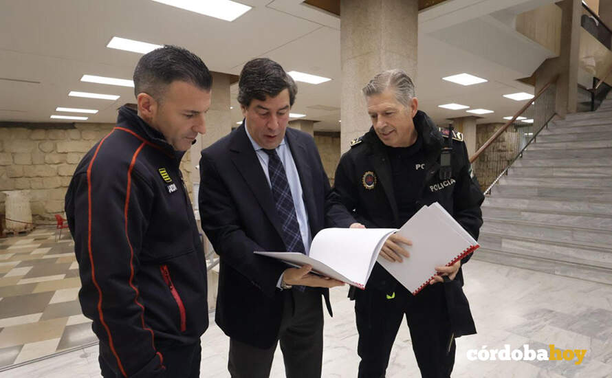 Daniel Muñoz, Jesús Coca y Juan Díaz en la presentación del protocolo municipal contra las adversidades climáticas FOTO AYUNTAMIENTO DE CÓRDOBA