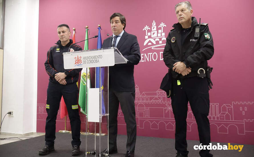 Daniel Muñoz, Jesús Coca y Juan Díaz en la presentación del protocolo municipal contra las adversidades climáticas FOTO AYUNTAMIENTO DE CÓRDOBA