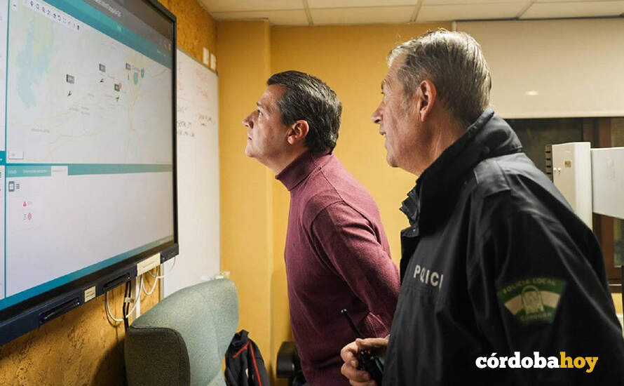José María Bellido (de cuello alto) con el jefe de Policía Local, Antonio Díaz, en la sala de mandos del Speis FOTO AYUNTAMIENTO DE CÓRDOBA
