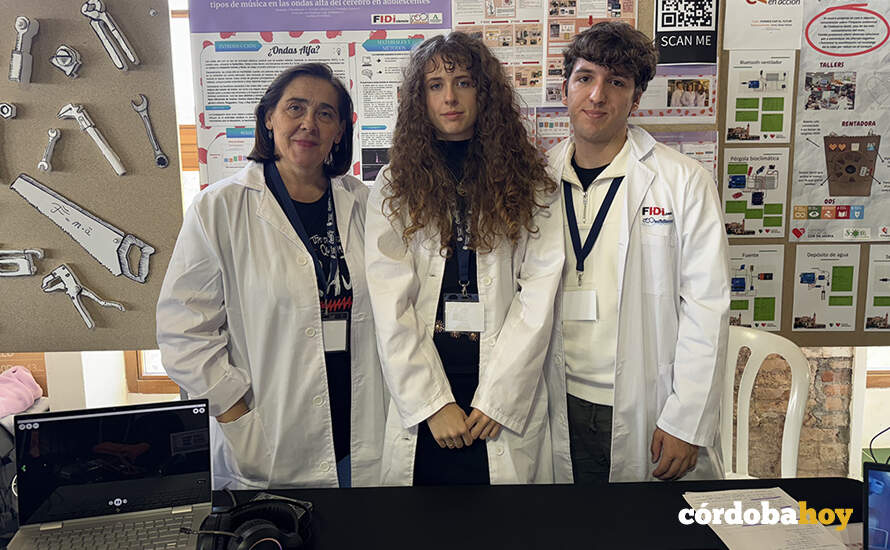 Elena León con Teresa Córdoba Garnica y Leoncio Torralbo Jiménez FOTO IES FIDIANA