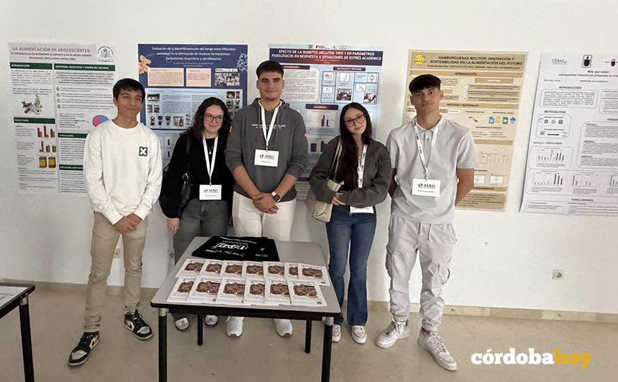Los Jóvenes Investigadores cordobeses con sus respectivos posters FOTO IES FIDIANA