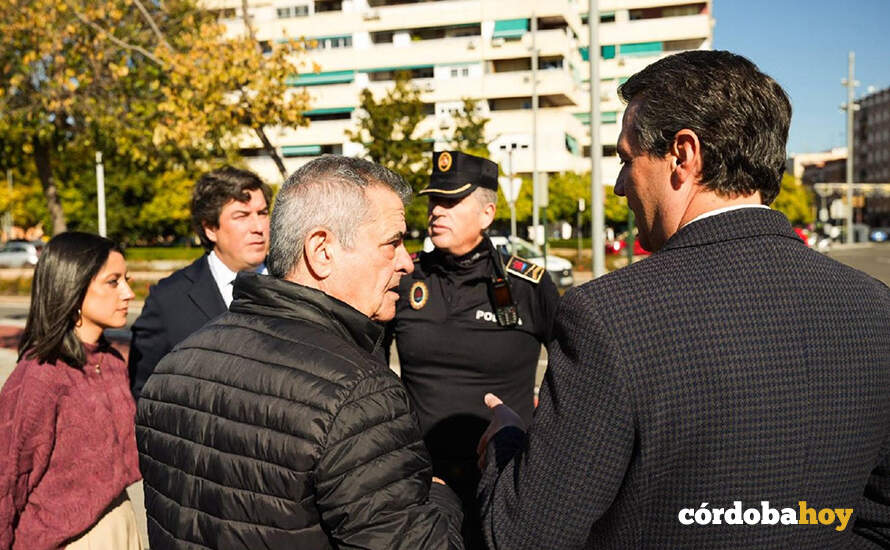Juan Moreno y José María Bellido conversan en la presentación de la 'Unidad Rayo' de Policía Local para el Distrito Sur FOTO AYUNTAMIENTO DE CÓRDOBA