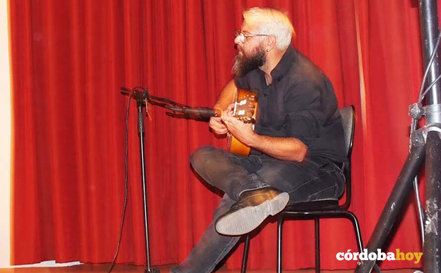 PLANTILLA copiaAntonio Llamas interpretó con su guitarra en la gala Der entrega de los premios de Al-Zahara FOTO AL-ZAHARA