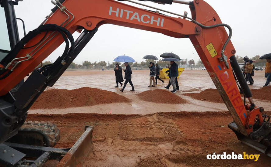 Inicio de las obras de los caminos peatonales del acceso al estadio FOTO AYUNTAMIENTO DE CÓRDOBA