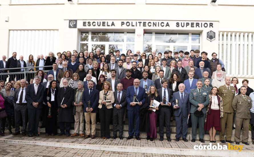 Foto de familia de autoridades y entidades reconocidas en la gala del centenario de la Escuela Politécnica Superior de Belmez FOTO UCO