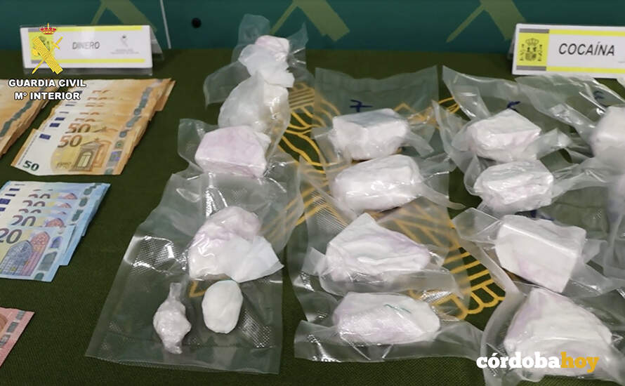 Parte del dinero y la cocaína incautada por la Guardia Civil en un trastero de la capital cordobesa FOTO GUARDIA CIVIL