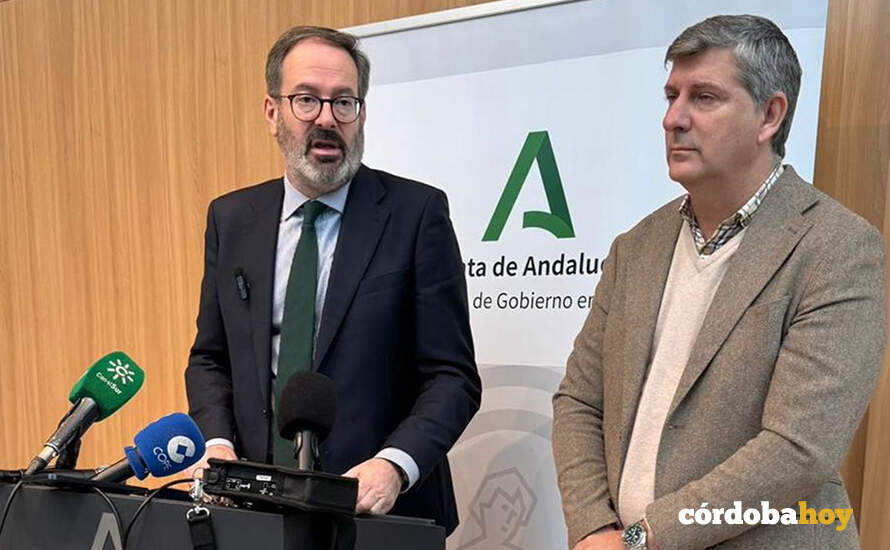 Adolfo Molina y Francisco Acosta informan sobre el proyecto para la conducción de abastecimiento desde el embalse de La Colada FOTO JUNTA DE ANDALUCÍA
